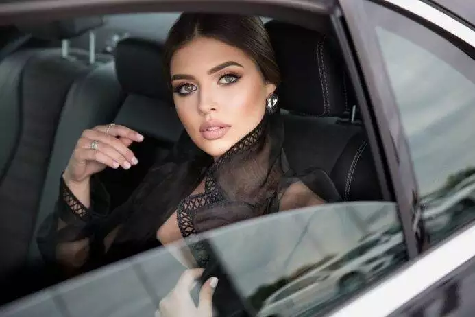 Lady riding a black car service | Capital Exotics Chauffeur Service In Washington DC, Maryland, Virginia